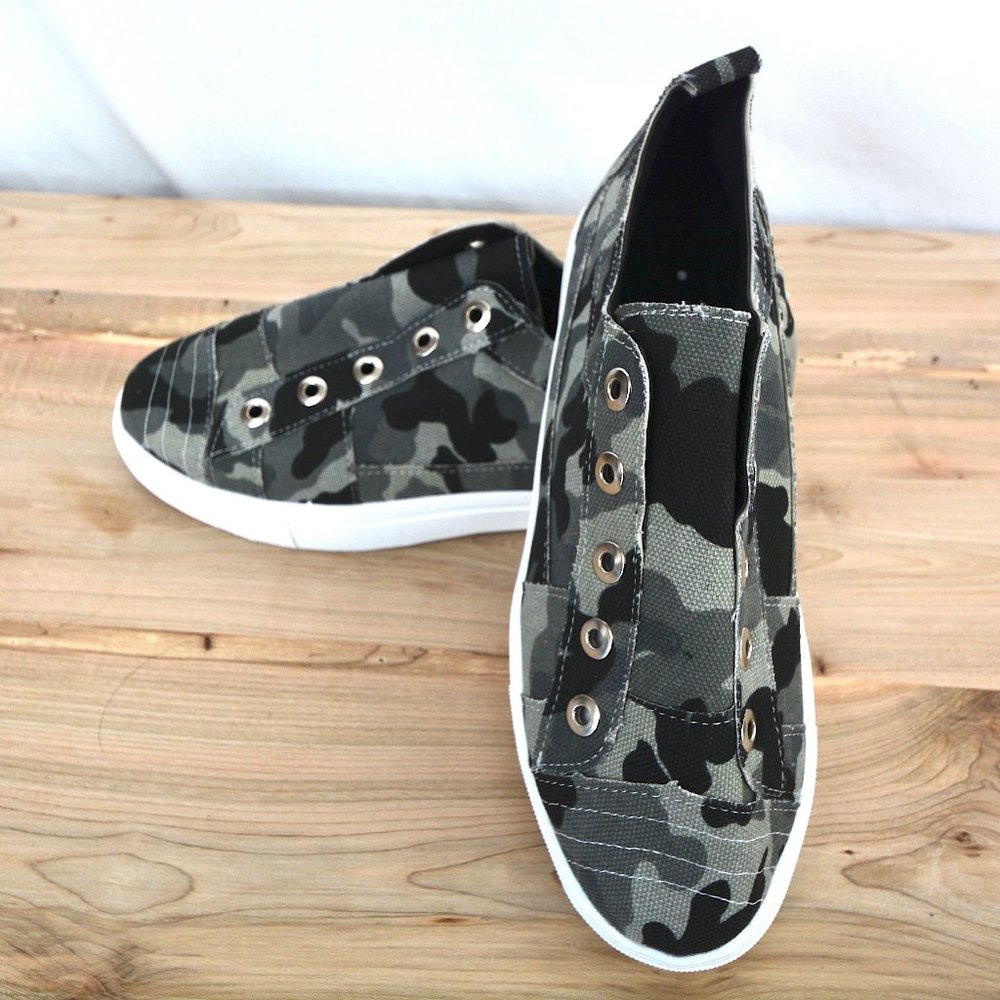 Camo laceless sneakers in size 40